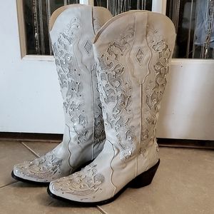 White tall fashion cowgirl boots with silver lining and silver rinstone's. (New?
